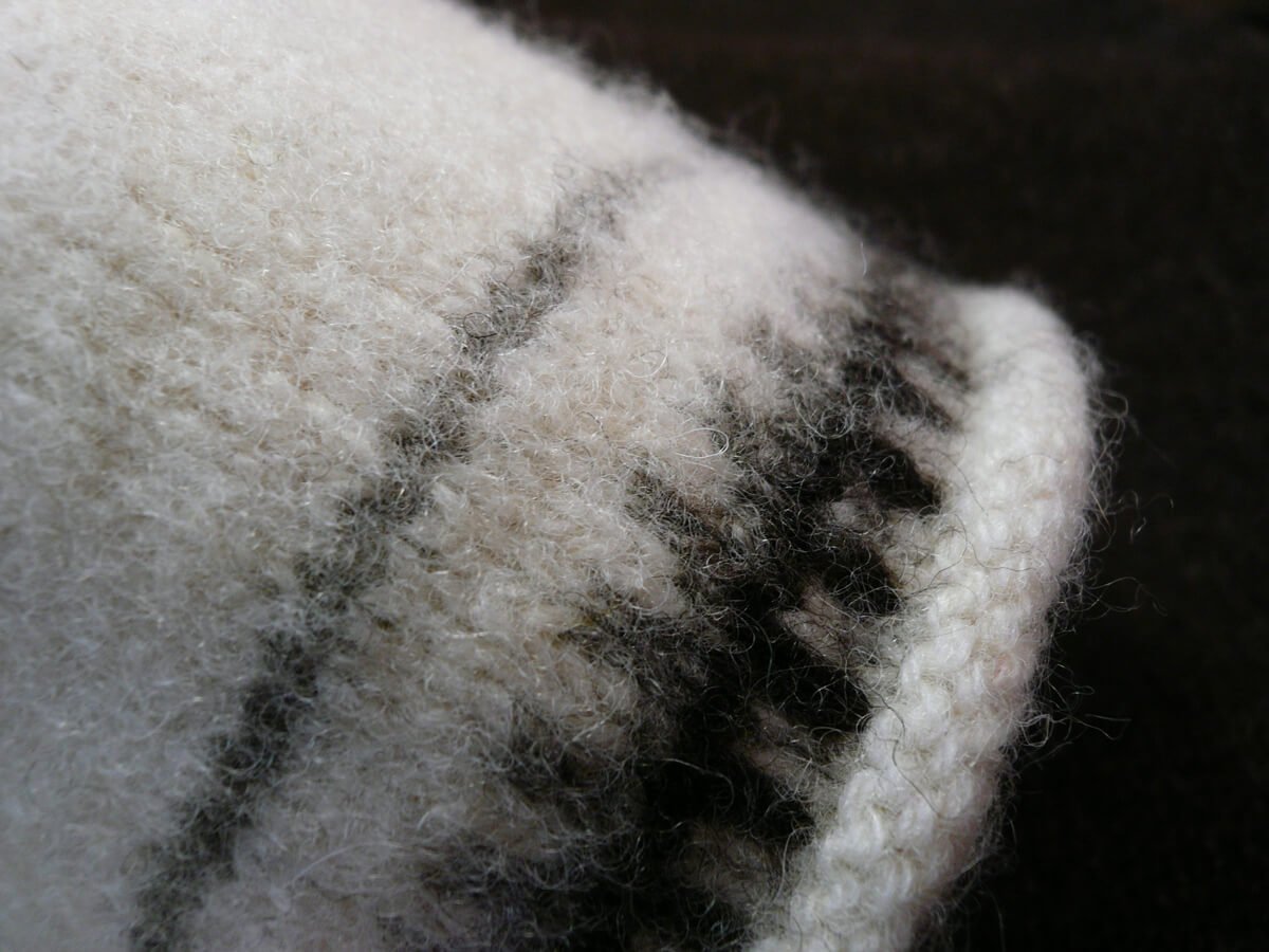 A glove pattern found in a grave in Estonian country sheep's wool gloves