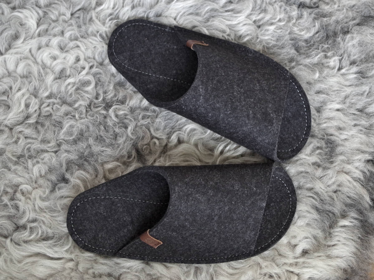 Slippers SUSS are made of 100% natural material – woolen felt and leather.