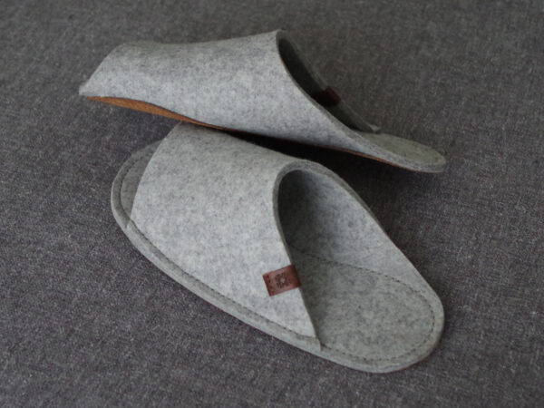 Katrin Kabun. Slippers. 100% pure felt and natural leather. LIGHT GRAY.