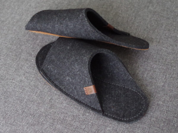 Katrin Kabun. Slippers. 100% pure felt and natural leatherKatrin Kabun. Slippers. 100% pure felt and natural leather. DARK GRAY
