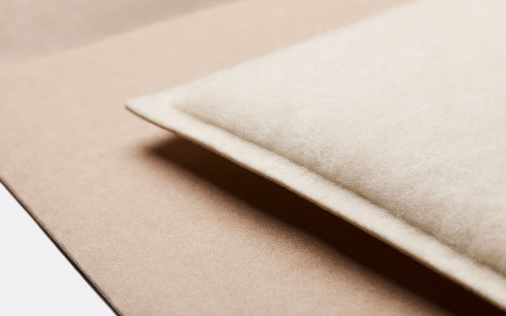 The wool envelope consists of two easily separable layers: the wool lining is covered with a recycled paper envelope
